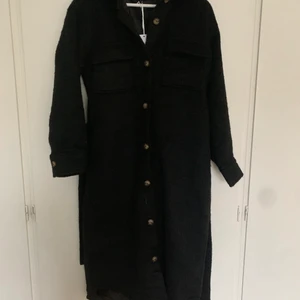 Svart vinterkappa BUBBLEROOM - En lång svart vinterkappa. Den är helt oanvänd med lappen kvar. 