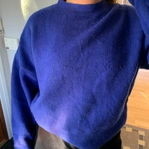 blå zara-tröja - Asmysig, mörkblå stickad tröja från Zara 💙 i storlek L och passar bra för mindre storlekar om man vill ha den lite oversized 💙 köpt nyligen och använd endast fåtal gånger! säljer då jag inte får användning för den⭐️💙