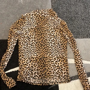 Leopard tröja stl M - Leopard tröja stl M. Tunn tröja från Gina tricot. Har en liten hals typ. Funkar som En stor S också om man inte vill ha den tight. Stretch66kr frakt köparen står för frakten. Står ej för postens slarv! . 