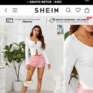 Tröjor med dragkedja från shein - Tröjor i mörkblått, rosa och vitt från shein. Dragkedjan går att dra i från både uppe och nere. Den vita och rosa är bara använda 1 gång och den blåa är aldrig använd. Vad jag kan se finns bara den vita kvar att köpa på shein, så varan verkar gå ut ur deras sortiment. Den heter ”Vitt Dragkedja Slätt Enkel T-shirt” på shein. Du kan få alla tre tröjor för 100kr, en topp för 40kr. Köper man alla tre blir frakten 66kr, en tröja blir 45kr. Köparen står för frakt.
