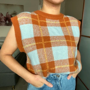 Intressekoll! - Intressekoll för denna snygga väst som passar utmärkt till hösten!! Vet inte hur mycket jag vill sälja den för men lägg gärna en kommentar för d du kan tänka dig att buda 🍁 Märket är Collusion men köptes på ASOS. Använd endast 2 ggr! Strl M ✨