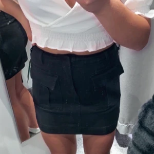 Svart kjol med fickor - Super fin svart kjol med två fickor på framsidan🌸 Säljer då jag inte längre kan använda kjolen. Super fin att ha bara som den är eller tex med nylonstrumpor under. Skriv för fler bilder. Vid flera intressen skapas en budgivning!