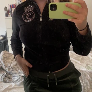 Juicy Couture zip hoodie - Suuuuuper gullig Juicy Couture zip hoodie🤍 Säljer pga att jag växt ur den. Några nitar/diamanter som åkt av (se bild 3) därav att jag går ner i pris rätt rejält. Den är i storlek XL MEN den sitter som en XS-S skulle jag säga. Nypris c.1000kr dock en äldre modell. Vid flera intressen skapas en budgivning!