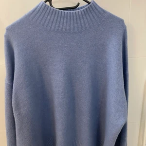 Snygg blå stickad tröja!  - Snygg blå stickad tröja som är endast använd 2 gånger. Snygg att ha som tjocktröja men även som en värmande tröja över en tshirt på sommaren. Jättefin färg med en liten krage. Sticks ej! 