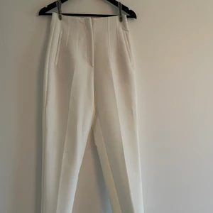 Zara kostymbyxor  - Byxorna är aldrig använda, dock är de omsydda så de blir en längre modell. Passar den som är 165 cm.  De har inte några defekter. Nypris är 400kr. Betalning sker via Swish och frakt ingår inte.                                                       Med vänliga hälsningar, SecondMarket UF mail: info@secondmarket.se tel: 0793255136 Allmänna villkor: https://www.secondmarket.se/om-oss/allmanna-villkor 