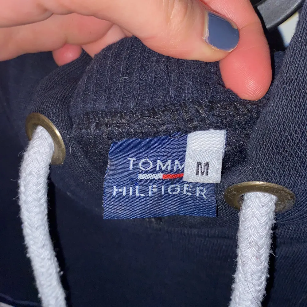 Säljer denna mörkblå hoodie från Tommy hilfiger i strl M. Knappt använd. Kontakta mig om du är intresserad.💕. Hoodies.
