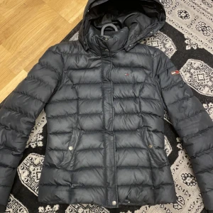Tommy hilfiger. - Använt den 3 gånger under hösten. Helt ny. Man blir ganska varm. Köpt 900 säljer 400 