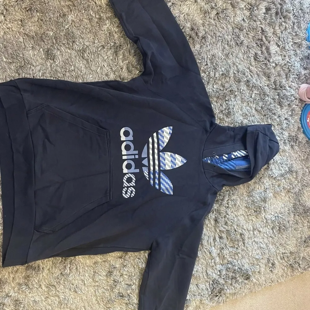 Adidas hoodie hood-tröja Ny!  🔺️🌺Utrensning   (kväntar på flera partier varulager/märkesvaror 🌺🔺️  👍Bilder finns att få.      ❌❌Märkeskläder utförsäljning ❌❌                                                                                                 💌Postas över hela Sverige, helst med rek. post för bådas säkerhet.💌 OBS! Vid köp av mera än en vunnen aktion görs ett paketpris på att jag 😉. Tröjor & Koftor.