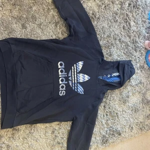Adidas hoodie hood-tröja Ny! - Adidas hoodie hood-tröja Ny!  🔺️🌺Utrensning   (kväntar på flera partier varulager/märkesvaror 🌺🔺️  👍Bilder finns att få.      ❌❌Märkeskläder utförsäljning ❌❌                                                                                                 💌Postas över hela Sverige, helst med rek. post för bådas säkerhet.💌 OBS! Vid köp av mera än en vunnen aktion görs ett paketpris på att jag 😉