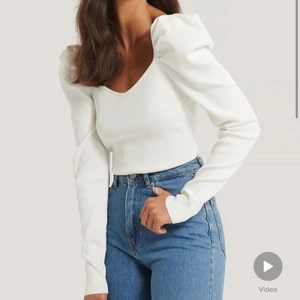Nakd topp - Så himla fin topp med puffärm från nakd. Säljer den då den är förstor, alltså är den knappt använd💕 Nypris 379kr⭐️