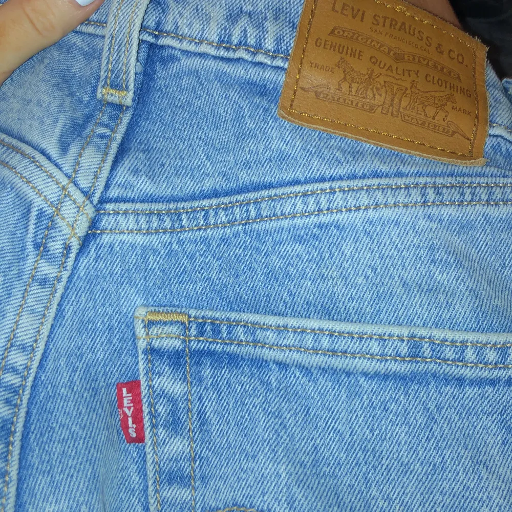 Raka levisjeans i modellen ribcage straight. Storlek 24/29 (motsvarar xs/32/34) men har sprättat upp nederkanten så de går ner till golvet på mig som är 165. Favvojeans men säljer pga har ett par likadana.  Köpare står för frakt 💛. Jeans & Byxor.