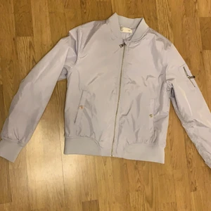 Lila bomberjacka strl 158  - Lila bomberjacka i strl 158 från Kappahl tror jag  ☺️ denna jackan är väldigt gammal så tror ej den finns kvar på hemsidan 💓 