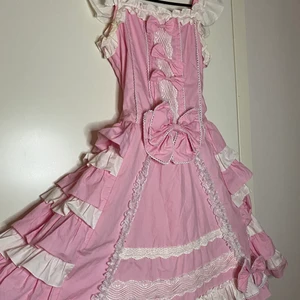 Lolita klänning - Köpt från LightInTheBox för flera år sedan. Knappt använd. Midja band bak. Korsettsnörning kan sättas in i ryggen. Stretchig. Alla rosetter är avtagbara. Petticoat behövs för volym. Nypris 700kr. Kan mötas upp i Sthlm. Köpare står för frakt. Tar endast swish. Obs liten i strl