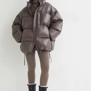 Dunjacka  - FÖRSTA BILDEN ÄR INTE MIN BILD😄En skit snygg dunjacka från H&M som jag köpte för 1299kr och andvänt 1 gång då jag har hittat en annan som passar mig bättre. Den är 80% dun och 20% fjärdrar. Den är i strl S men är relativ oversize! Köparen står för frakten eller så kan jag mötas upp någonstans I Stockholm.