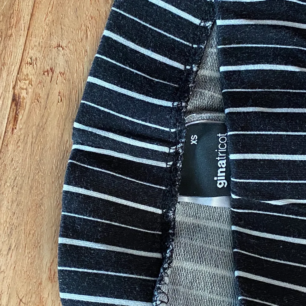 Jättesköna stretchiga byxor från Gina i storlek XS. Har sytt upp dem så de passar perfekt på dem som är 160 cm. Använda men fortfarande i bra skick, säljer för 50 kr, köpare står för frakten. 💖. Jeans & Byxor.