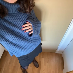 Tjocktröja - Jättemysig stickad tröja i en så snygg färg!!🌟 Köpt second hand men eftersom den har kvar lappen från originalbutiken (nakd) så skulle jag gissa att den är helt oanvänd💙 hur som helst väldigt bra skick! Det står storlek xl men passar nog de flesta storlekar beroende på hur man vill att den ska sitta (jag har vanligtvis s/m)