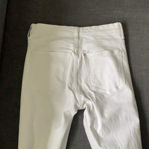 Vita visa jeans med hål för knäna, stretchiga och sköna