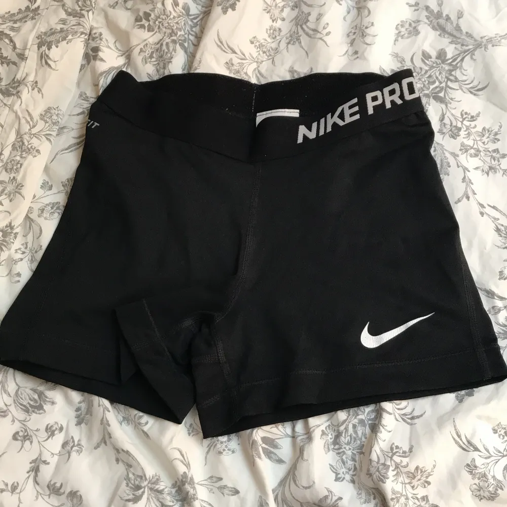 Tränings shorts ifrån Nike som är i fortfarande bra skick! . Shorts.