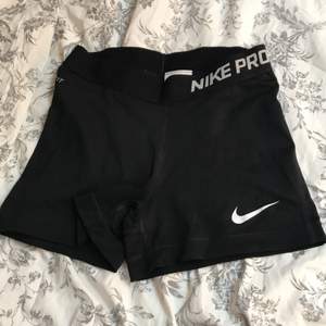 Tränings shorts ifrån Nike som är i fortfarande bra skick! 