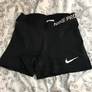 Nike PRO tränings shorts  - Tränings shorts ifrån Nike som är i fortfarande bra skick! 