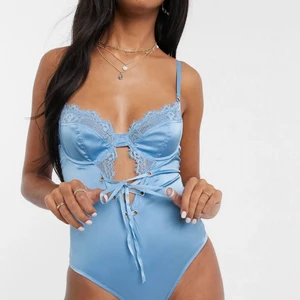 Body - En jättesöt babyblå body från asos, säljs inte längre online så passa på!!! Storlek passar XS-S kupa storlek 70C