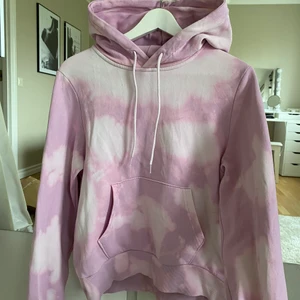 Weekday Hoodie - Rosa/vit hoodie från Weekday! Väldigt fin och snygg passform. Tvättad några gånger så lite nopprig inuti som det blir. 