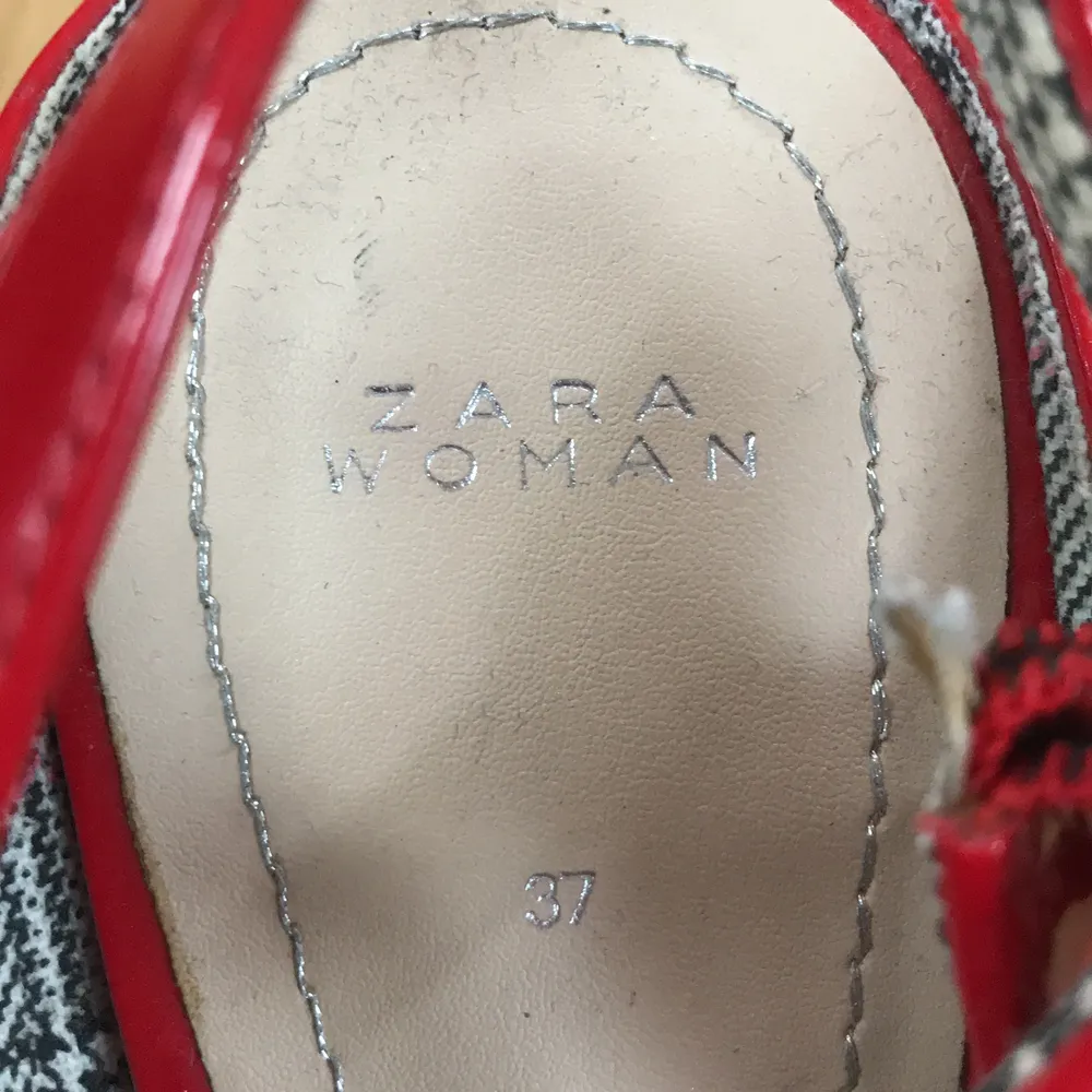 Jättefina klackskor ifrån Zara som jag inte längre använder! Säljer dom för 200kr (frakt är inräknat i priset) . Skor.