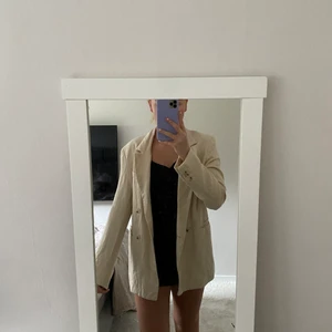 Beige kavaj - Det är en linnekavaj men har tvättat den en gång så kvaliten har försämrats lite vilket man ser på bilderna. Det är storlek S men passar nog M med pga att den är lite oversized. Har använt runt 5 gånger. Köparen står för frakten (66kr)
