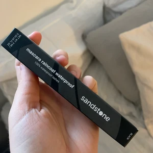 Vattenfast mascara  - Oöppnad mascara från Sandstone. ”Raincoat waterproof”.