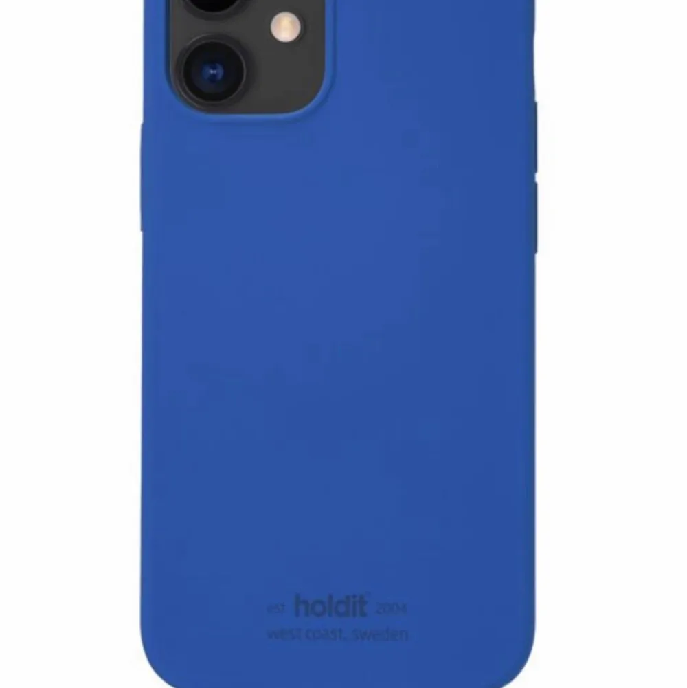 Jättefint kungsblått skal ifrån holdit som passar till iPhone 12! I nyskick då de köptes i slutet av sommaren! Mitt pris inkl frakt💙. Accessoarer.