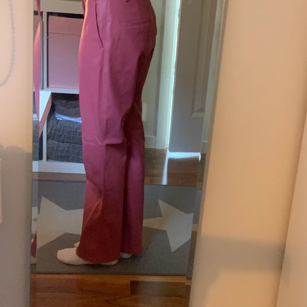 Byxor i en superfin rosa färg i skinnimitation som är lite för stora för mig. De är endast använda en gång så skicket är jättebra. De är raka i modellen/ lite bootcut. Jag är 163cm. Från Gina Tricot💗. Jeans & Byxor.