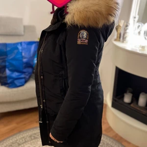 Parajumper jacka - Mammas Parajumper Jacka till salu då den blivt för liten för henne. jackan är i jätte bra skick men kemtvätt hade fårt den att se som ny ut.