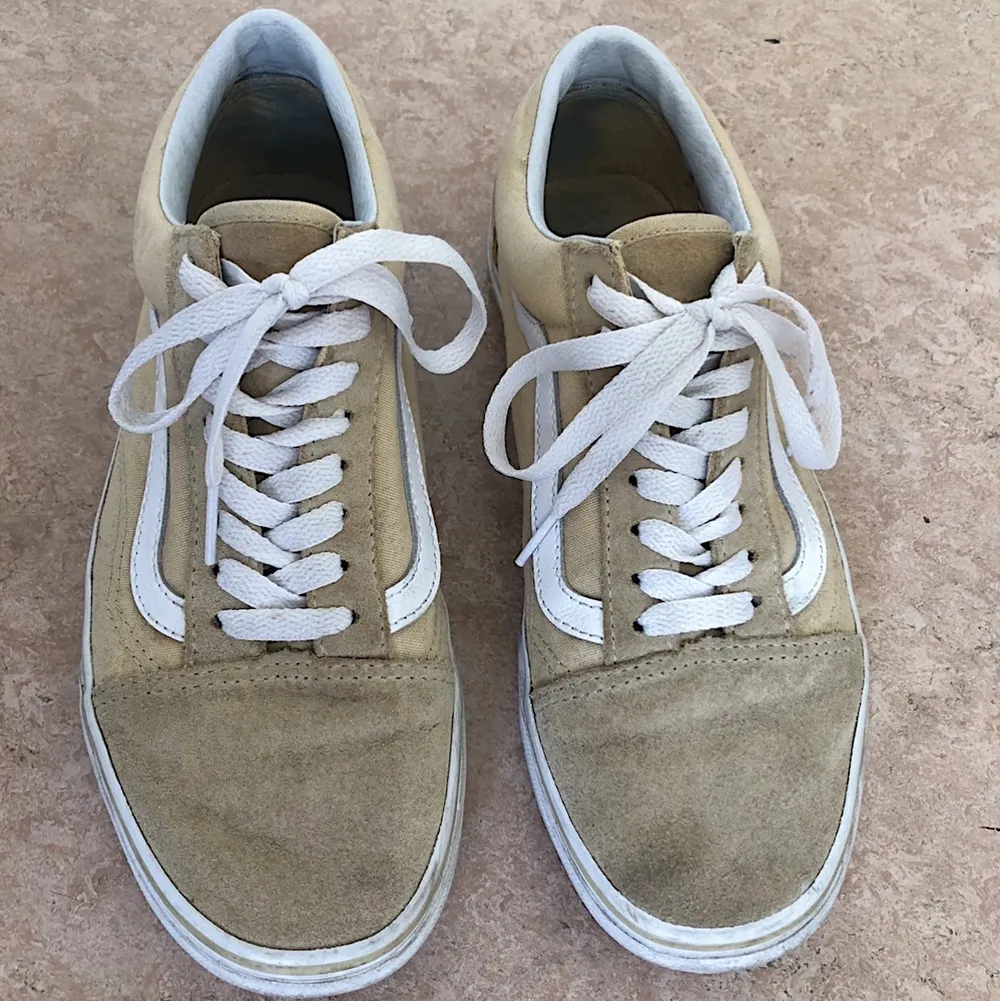 Beiga vans old skool skor i strl 39. Inte använda många gånger, märker har suddats ut lite (bild 3). Skriv privat för mer info eller bilder.😊💞. Skor.