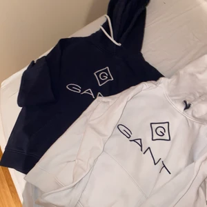 Gant strl S i båda - säljer dessa två hoodies ifrån Gant, använda ett fåtal gånger! Som i nyskick skulle jag säga. Det är storlek S i båda två. 800kr för båda!