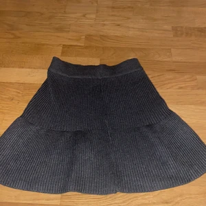 Zara kjol  - Fin stickad kjol från zara som är andvänd max en gång💕skriv för frågor! 