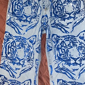 SHEIN PLAGG TIGER JEANS  - SÄLJER ETT PAR TIGER JEANS. Är använda ett par gånger. Vill sälja dom eftersom dom inte passar mig längre. 