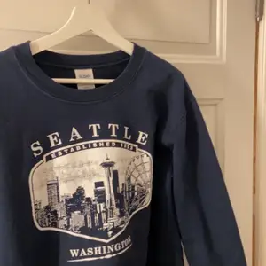 Jättefin mörkblå sweatshirt som inte kommer till användning längre, i storlek S💙 köparen står för frakten