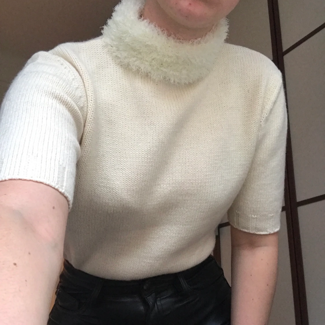 Vit topp med fluffig krage 🤍 - 90