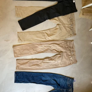 Jeans - 2 par levis 501 de i mitten och sen de blåa är 511. De svarta kostymbyxorna är från Boomerang