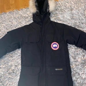 Canada goose jacka för 4000 kr - Den passar alla som har upp till storleken XS-L, de. Är i perfekt skick o nyanvönd inga skador 