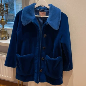 Blå jacka från Elsa hosk X bikbok - Säljer min underbara jacka från Elsa hosk kollektion med bikbok! Hur mjuk som helst och en jättefin blå färg. Storlek: xs skick: använd 2-3 gånger. Jag är en 36/38 och är 167 cm. 🥰