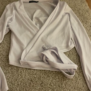 Omlott-top från boohoo - Använd vid ett tillfälle. Den går att justera, så den skulle kunna passa XS-M. Långa band som gör att man kan justera storleken. Längden på armarna är trekvarts. Köpt för 150, säljer för 100. Priset går att diskuteras vid snabbaffär. Köparen står för frakten 