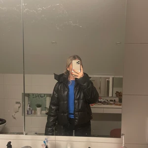 Vinterjacka  - Jättefin och varm vinterjacka i läderimitation från NA-KD. Köpt för ca 1 år sedan och har använt den fåtal gånger. Nypris är 700 kr