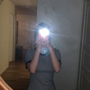 Klänning  - Använd fåtal gånger men den är fortfarande i mycket bra skick :) 