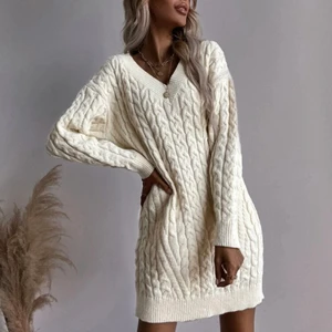 Stickad klänning - Stickad klänning, aldrig använd då den är för stor. Storlek M. Pris 150kr. Kontakta mig för mer info! 