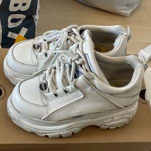 Vita Buffalo skor  - säljer dessa då jag ”bytt stil”. använd men i god skick, lite smutsiga (se bild) men går lätt att fixa med tvätt, säljs med orginal skokartong! 🌸 fraktar eller möts upp inom sthlm-området!! 