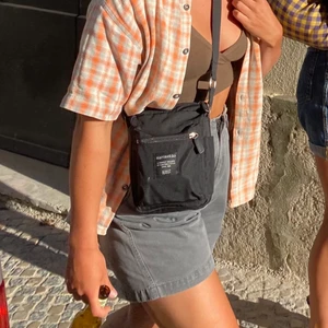 Skjorta - orange/vit - M - Fyndat i second hand i Frankrike. Använd cirka 3 gånger. Inga defekter. 