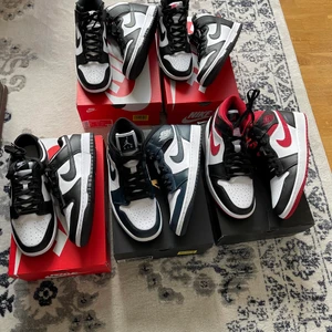 Jordan & Dunk Panda - Säljer diverse eftertracktade sneakers. Panda Low 1900kr (Eu40.5). Panda High i storlek 37.5 & 39(såld) för 1500. Air Jordan 1 Mid Armory Navy för 1600 i storlek 41(såld). Air Jordan 1 Mid Gym Red i storlek 42.5 för 1800(såld).  Lägg till frakt 📦 (skickar dubbelboxat, för alla paren (99kr) eller upphämtas i Linköping. Hör av er om ni vill ha bild på specifik sko!