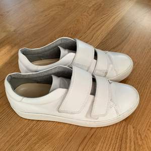 Superfina skor från vagabond i stl 37, vita i skinn med kardborre. Använda ytterst få gånger. Kan skickas mot fraktkostnad  nypris 1100kr