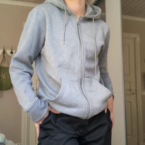 Zip hoodie  - Jätteskön zip tröja från Carlings! Har ägt den ett tag och därav är den något nopprig (3e bild), men detta syns knappt. sparsamt använd. S herrstorlek. Frakt tillkommer:) 